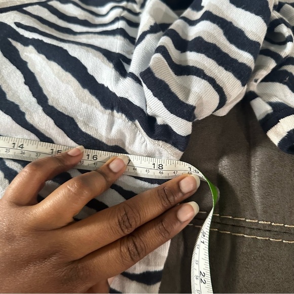 JONES NEW YORK Black White Animal Zebra Print Button Up Cardigan Size Medium - Picture 9 of 10